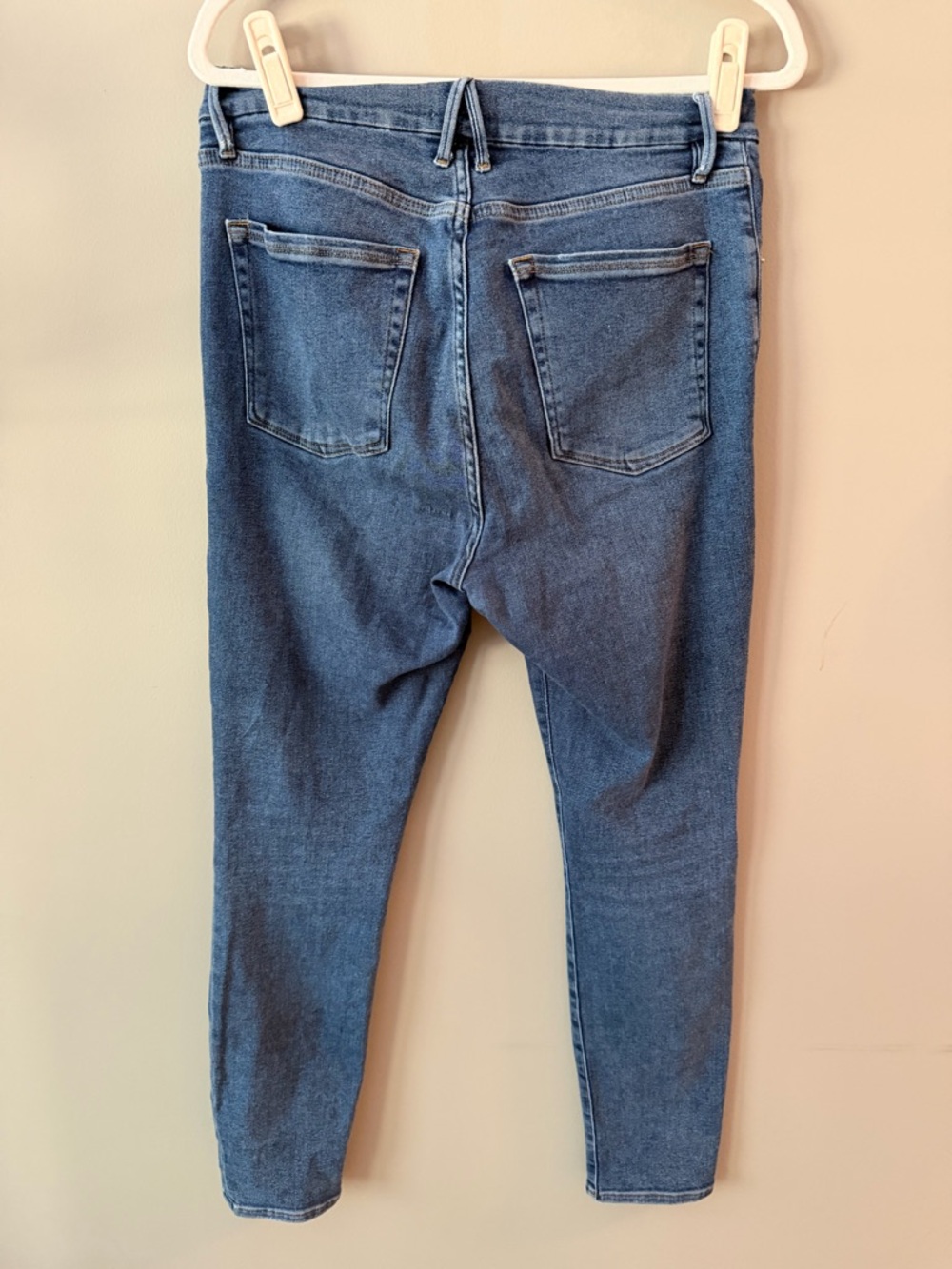 Good American Skinny Jeans in Blue Wash - Picture 3 of 3